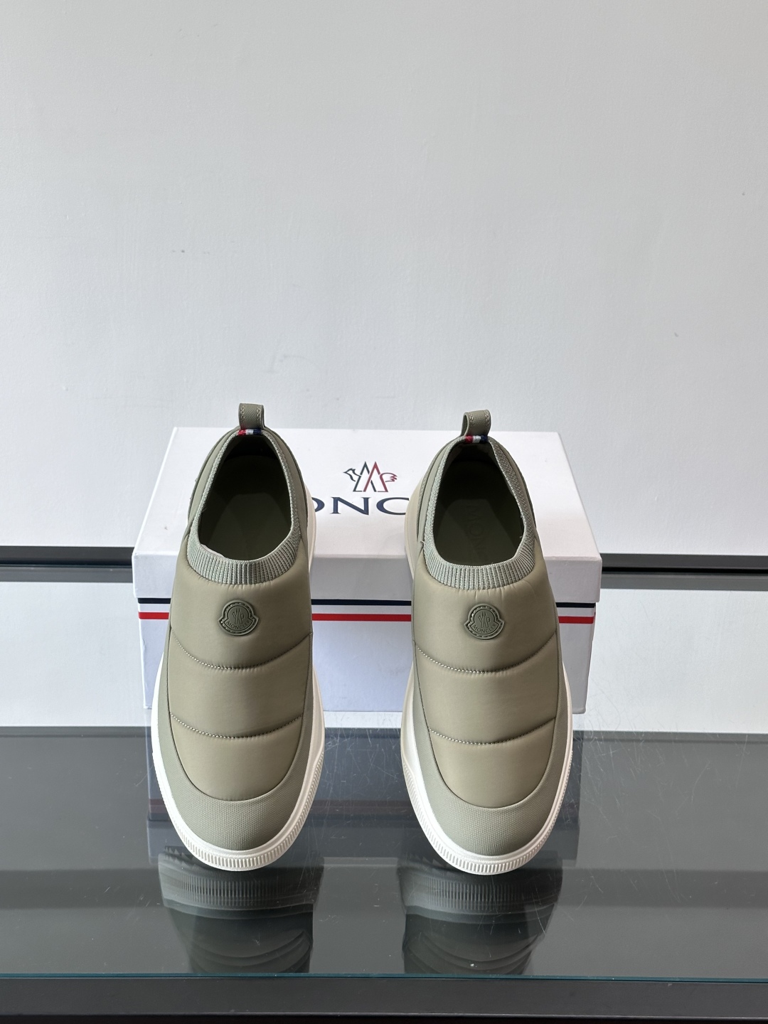Moncler板鞋 FW25新款休闲运动鞋👟低饱和色系+利落板鞋型，不管是配运动裤走松弛感，还是搭牛仔裤