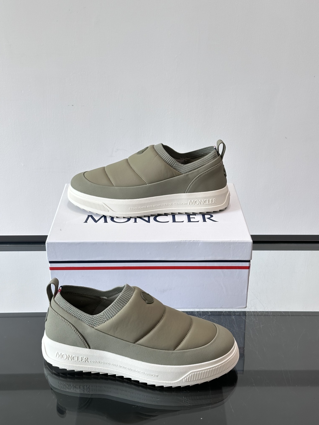 Moncler板鞋 FW25新款休闲运动鞋👟低饱和色系+利落板鞋型，不管是配运动裤走松弛感，还是搭牛仔裤