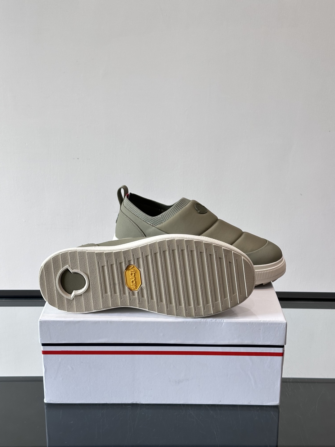 Moncler板鞋 FW25新款休闲运动鞋👟低饱和色系+利落板鞋型，不管是配运动裤走松弛感，还是搭牛仔裤