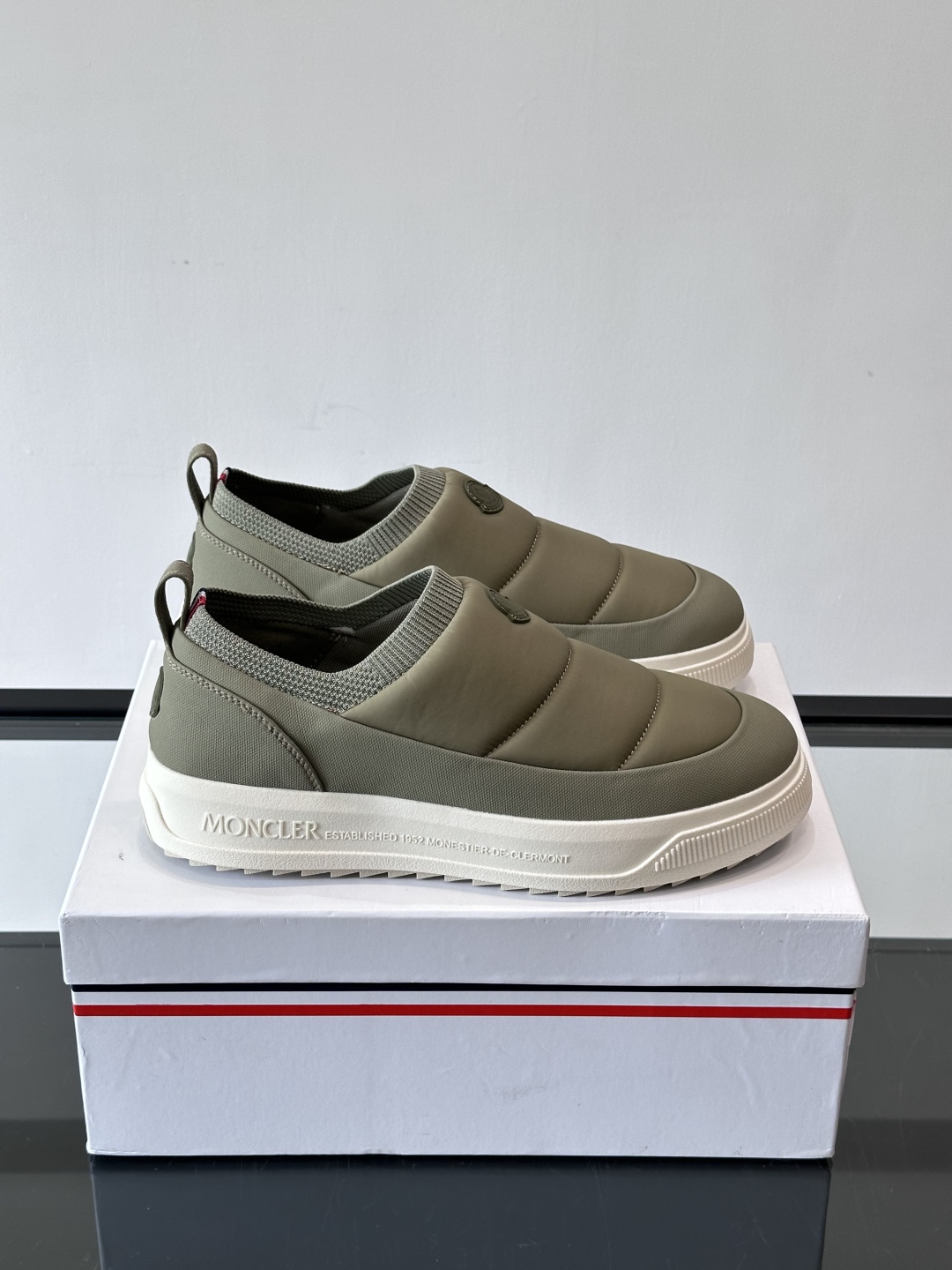Moncler板鞋 FW25新款休闲运动鞋👟低饱和色系+利落板鞋型，不管是配运动裤走松弛感，还是搭牛仔裤
