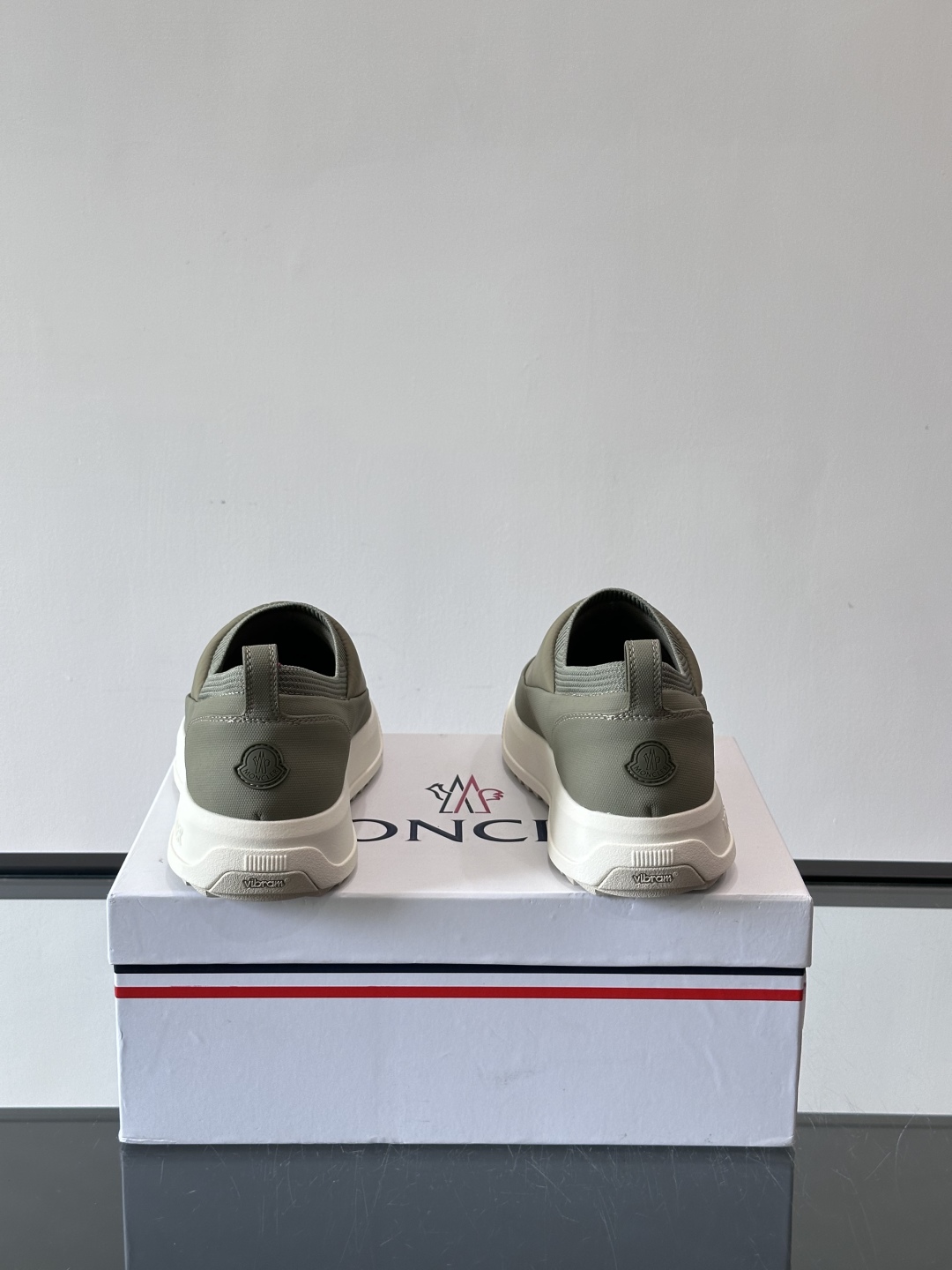 Moncler板鞋 FW25新款休闲运动鞋👟低饱和色系+利落板鞋型，不管是配运动裤走松弛感，还是搭牛仔裤