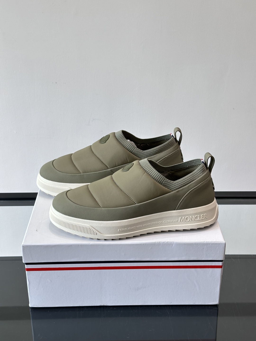 Moncler板鞋 FW25新款休闲运动鞋👟低饱和色系+利落板鞋型，不管是配运动裤走松弛感，还是搭牛仔裤