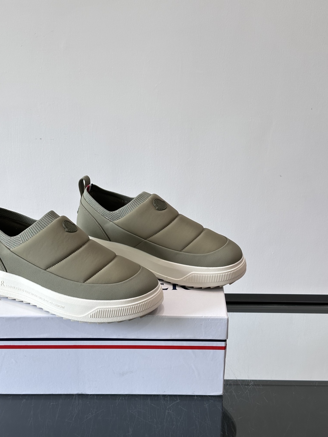 Moncler板鞋 FW25新款休闲运动鞋👟低饱和色系+利落板鞋型，不管是配运动裤走松弛感，还是搭牛仔裤