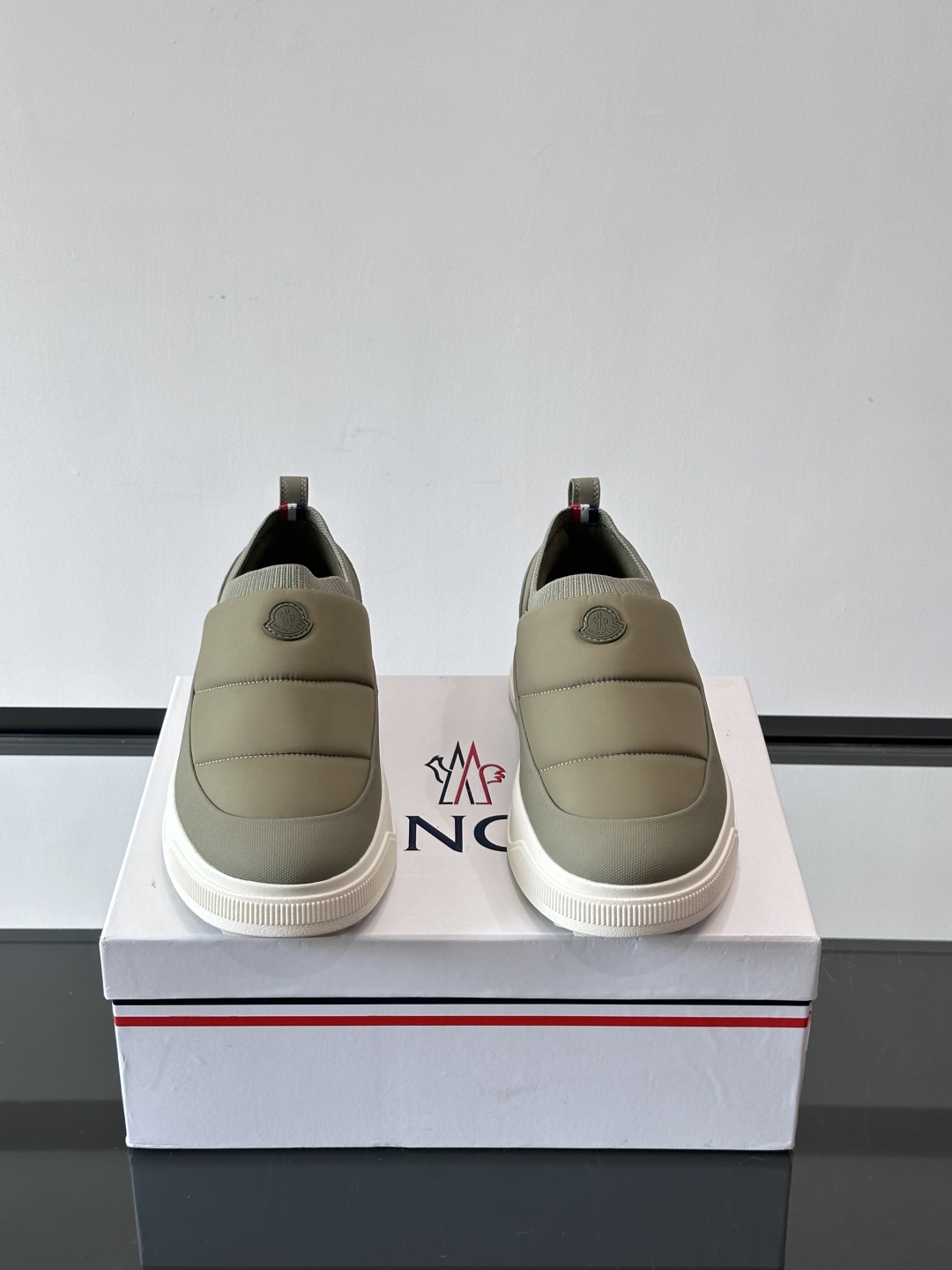 Moncler板鞋 FW25新款休闲运动鞋👟低饱和色系+利落板鞋型，不管是配运动裤走松弛感，还是搭牛仔裤
