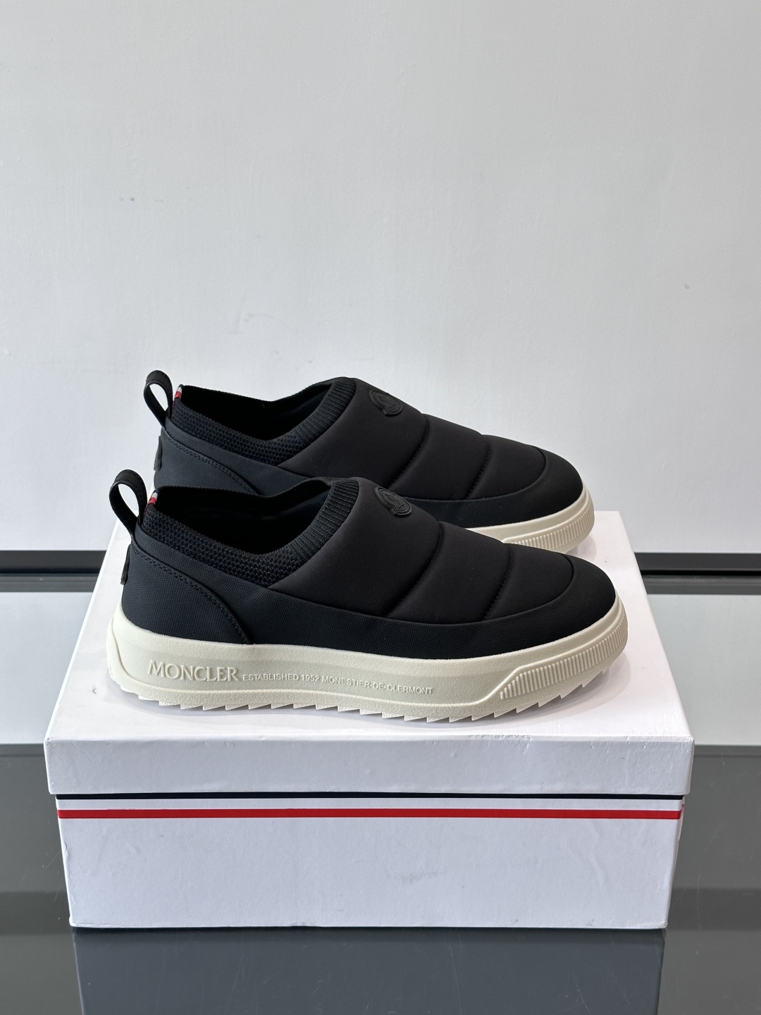 Moncler板鞋 FW25新款休闲运动鞋👟低饱和色系+利落板鞋型，不管是配运动裤走松弛感，还是搭牛仔裤