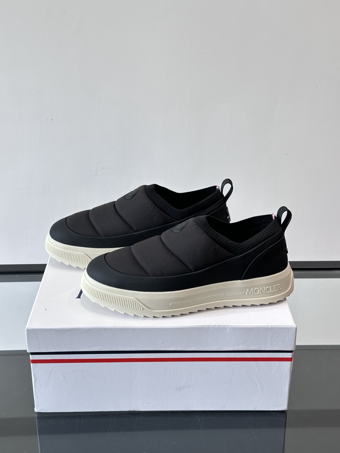 Moncler板鞋 FW25新款休闲运动鞋👟低饱和色系+利落板鞋型，不管是配运动裤走松弛感，还是搭牛仔裤