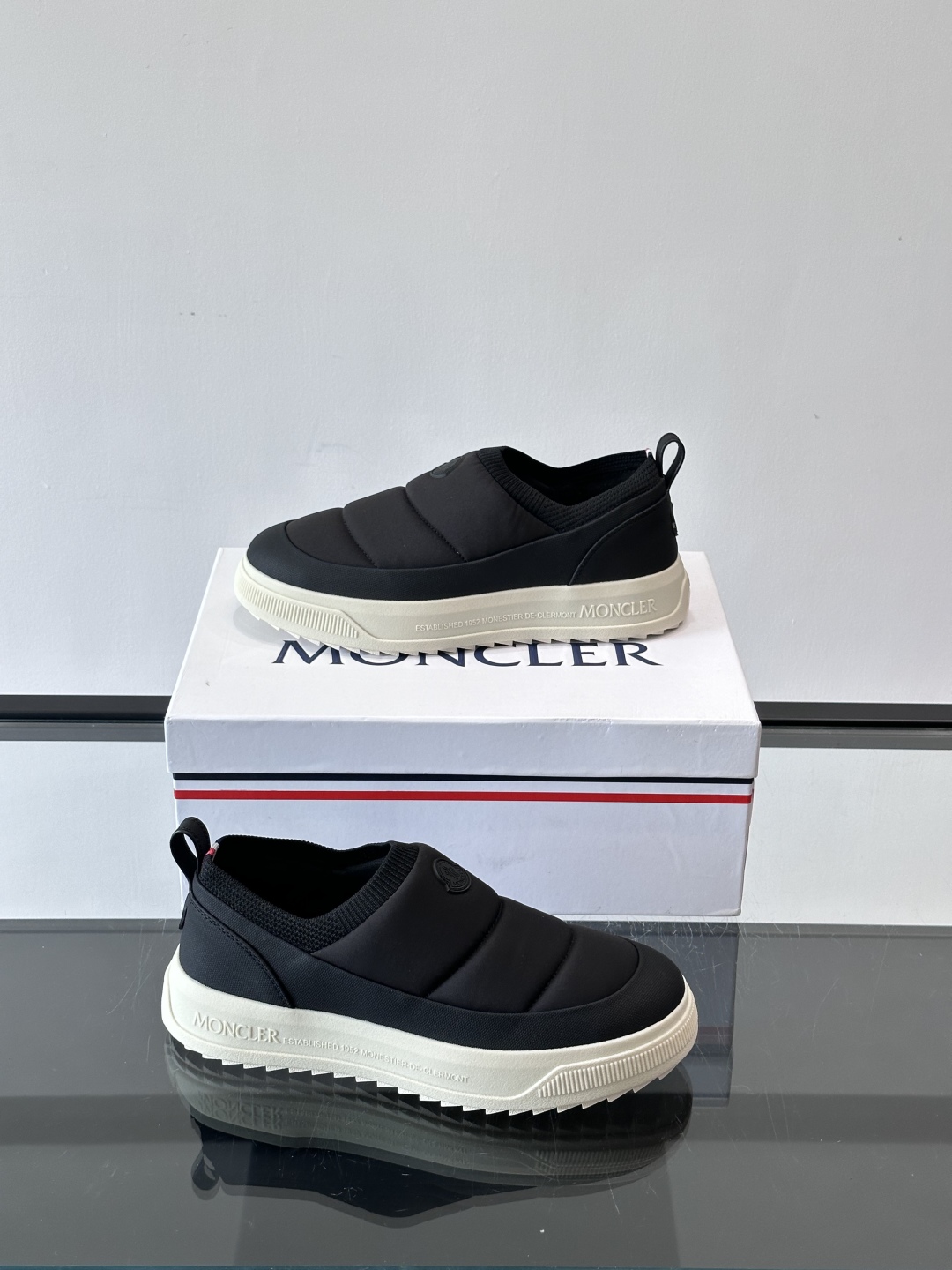 Moncler板鞋 FW25新款休闲运动鞋👟低饱和色系+利落板鞋型，不管是配运动裤走松弛感，还是搭牛仔裤