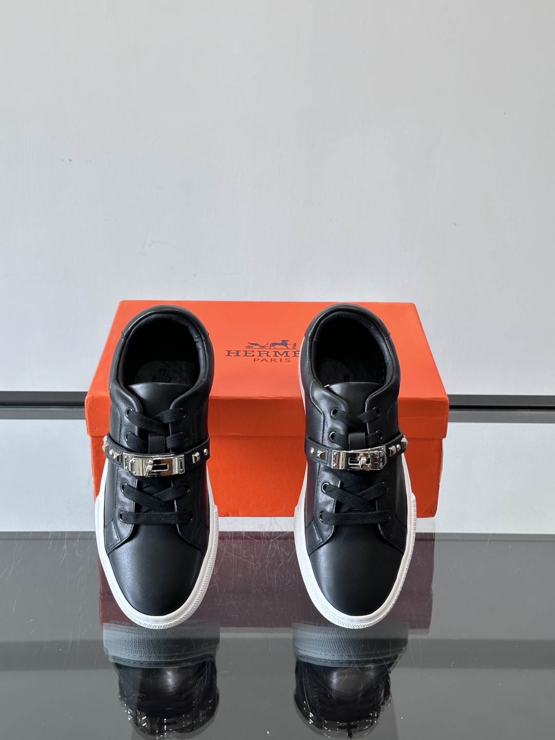 H▪️爱马仕小白鞋运动鞋系列鞋✅真皮山羊皮运动鞋，搭配功能性镀钯Kelly鞋扣。打造时尚都市造型。，si