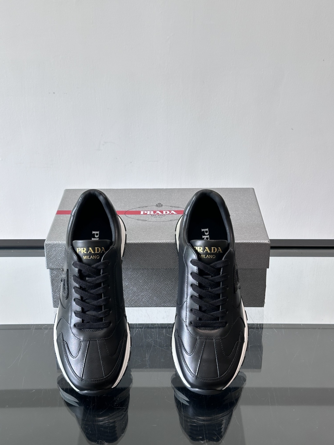 Prad*🆕男士休闲运动鞋，这款运动鞋采用牛皮鞋面，搭配4cm橡胶厚底，鞋舌饰有品牌logo全新P字lo
