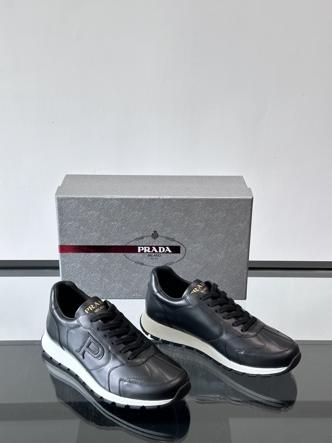 Prad*🆕男士休闲运动鞋，这款运动鞋采用牛皮鞋面，搭配4cm橡胶厚底，鞋舌饰有品牌logo全新P字lo