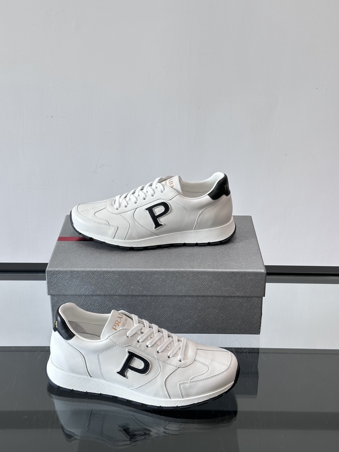 Prad*🆕男士休闲运动鞋，这款运动鞋采用牛皮鞋面，搭配4cm橡胶厚底，鞋舌饰有品牌logo全新P字lo