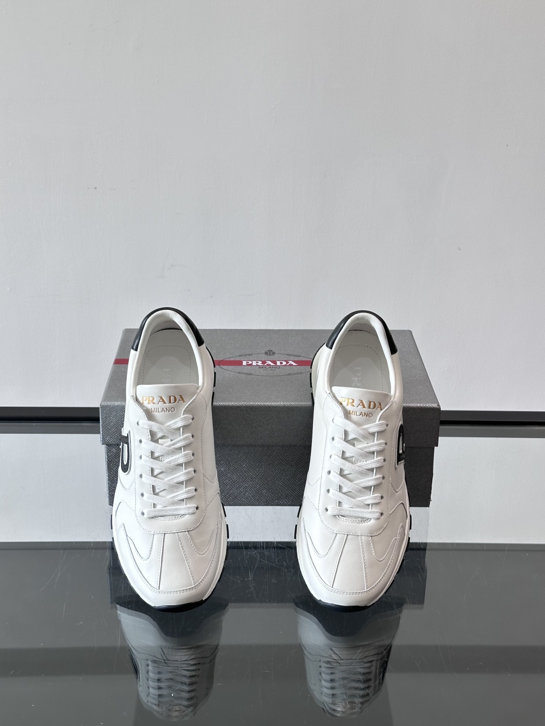 Prad*🆕男士休闲运动鞋，这款运动鞋采用牛皮鞋面，搭配4cm橡胶厚底，鞋舌饰有品牌logo全新P字lo