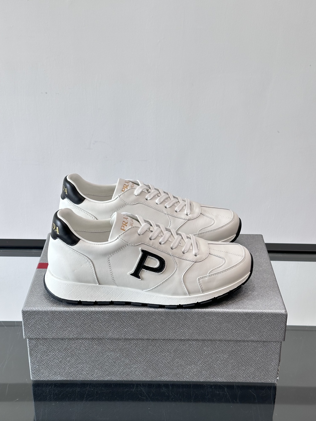 Prad*🆕男士休闲运动鞋，这款运动鞋采用牛皮鞋面，搭配4cm橡胶厚底，鞋舌饰有品牌logo全新P字lo