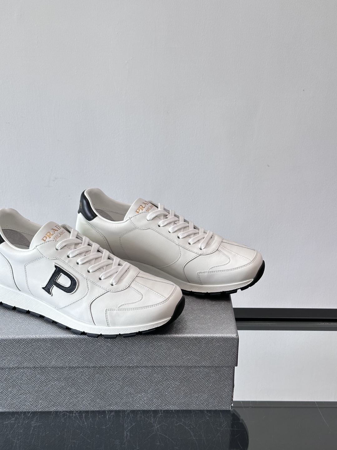 Prad*🆕男士休闲运动鞋，这款运动鞋采用牛皮鞋面，搭配4cm橡胶厚底，鞋舌饰有品牌logo全新P字lo