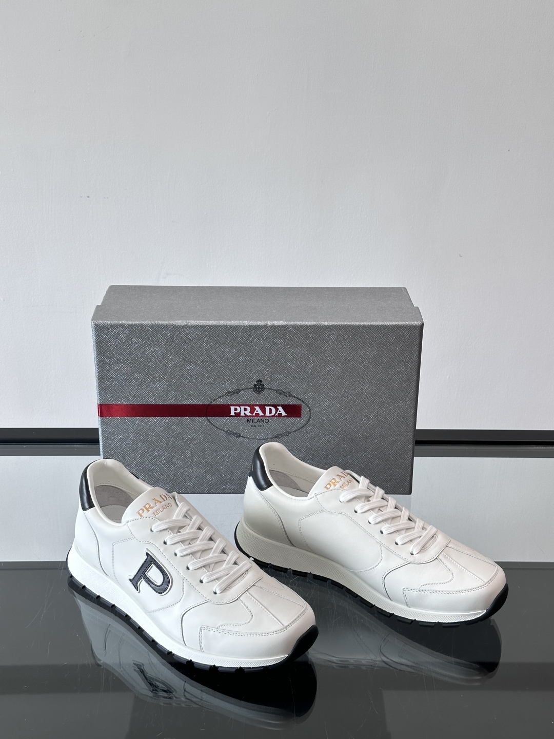 Prad*🆕男士休闲运动鞋，这款运动鞋采用牛皮鞋面，搭配4cm橡胶厚底，鞋舌饰有品牌logo全新P字lo