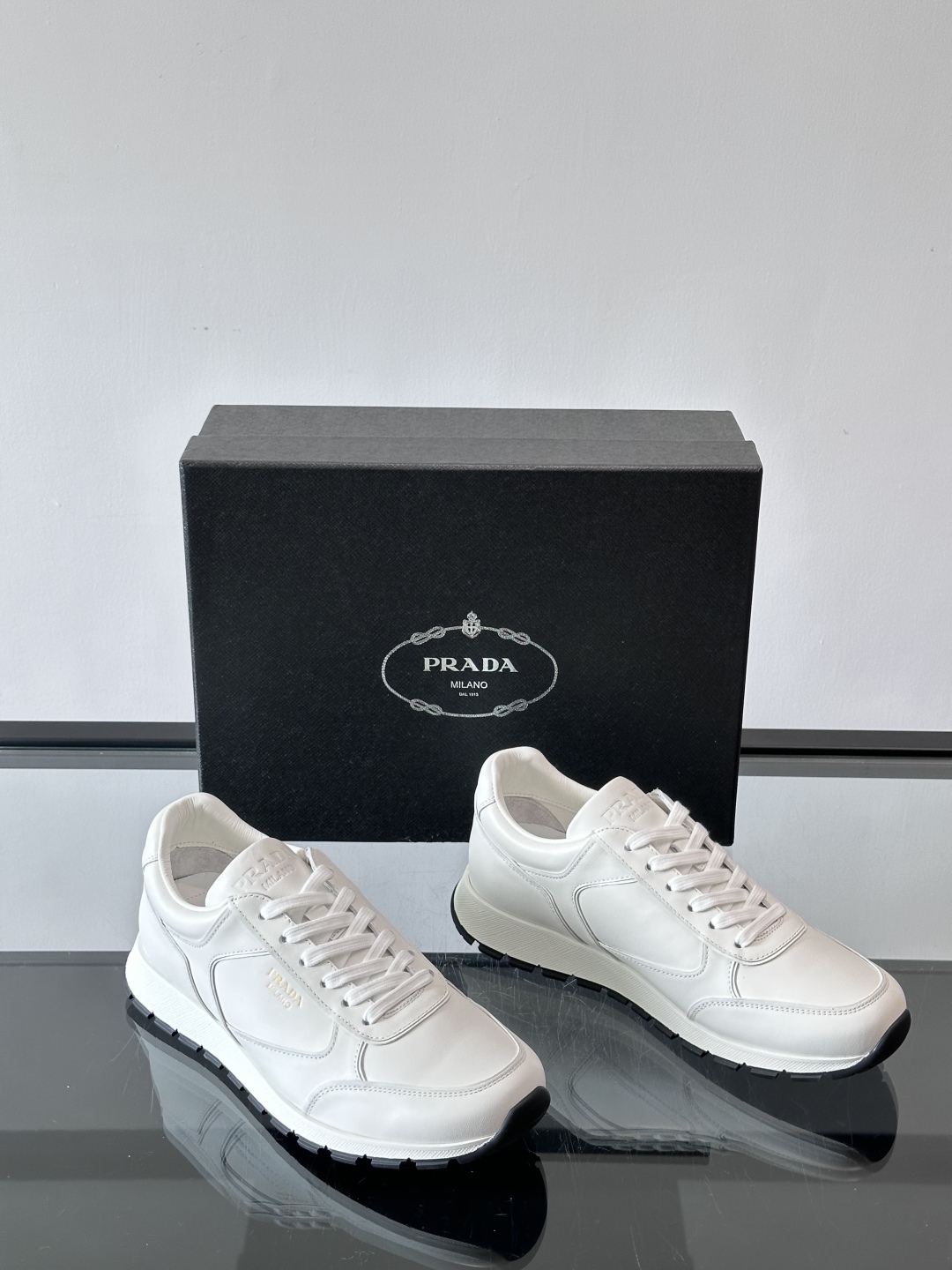 Prad*普拉达新品男士高端运动鞋，这款运动鞋休闲百搭，选用头层牛皮打造，橡胶大底，脚感非常舒适，运用柔