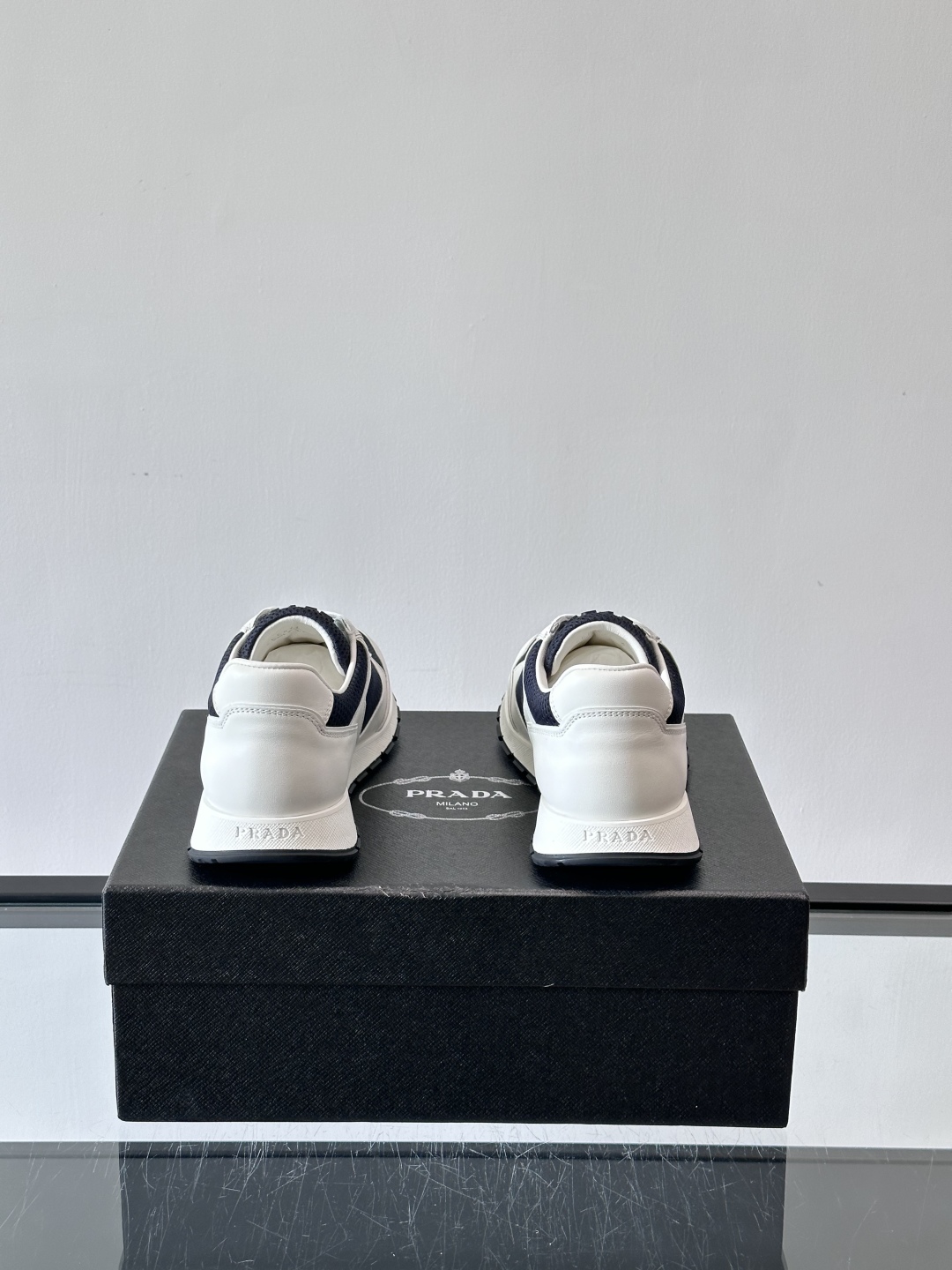 Prad*普拉达新品男士高端运动鞋，这款运动鞋休闲百搭，选用头层牛皮打造，橡胶大底，脚感非常舒适，运用柔