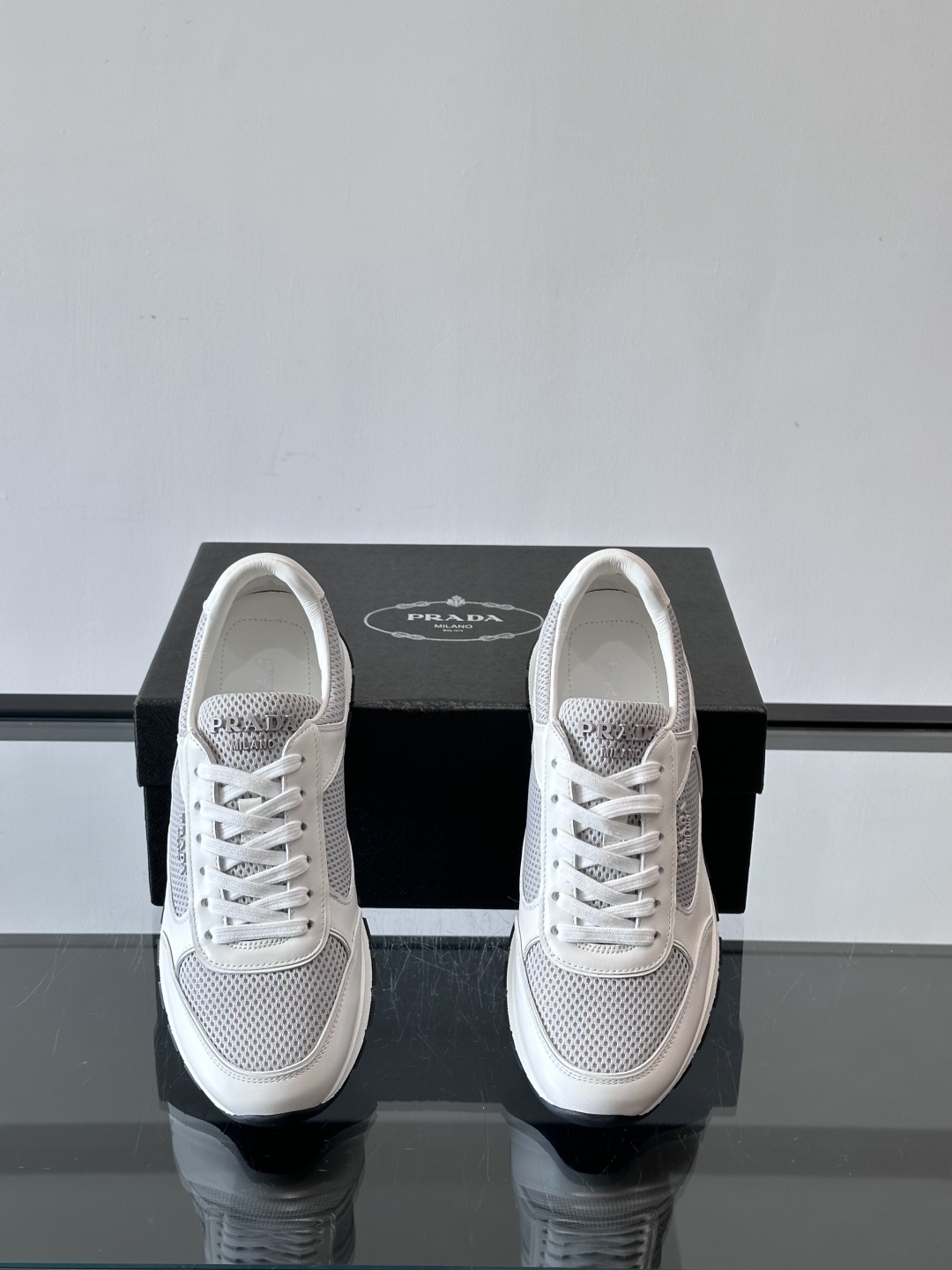 Prad*普拉达新品男士高端运动鞋，这款运动鞋休闲百搭，选用头层牛皮打造，橡胶大底，脚感非常舒适，运用柔
