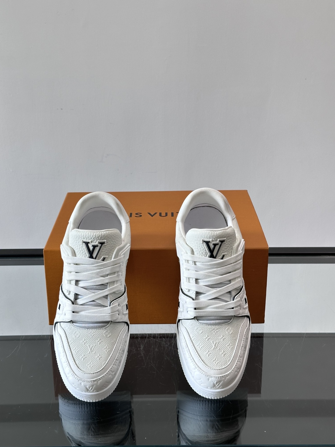 驴家 新配色 trainer运动鞋，本款 LV Trainer 运动鞋取材柔软粒面小牛皮，呈现纯净色调，