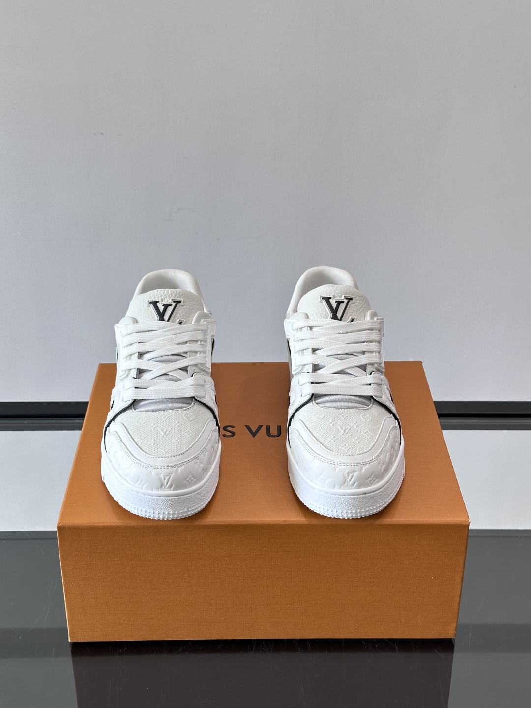 驴家 新配色 trainer运动鞋，本款 LV Trainer 运动鞋取材柔软粒面小牛皮，呈现纯净色调，