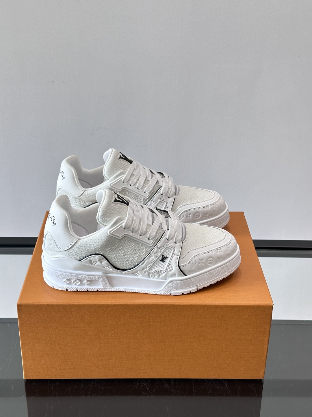 驴家 新配色 trainer运动鞋，本款 LV Trainer 运动鞋取材柔软粒面小牛皮，呈现纯净色调，