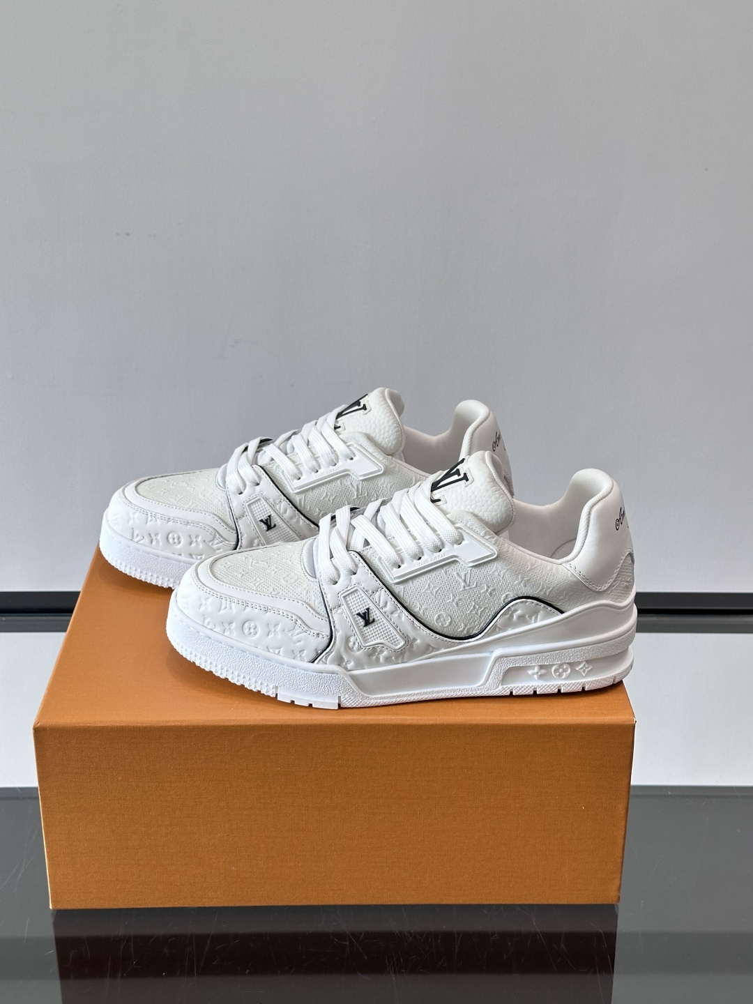 驴家 新配色 trainer运动鞋，本款 LV Trainer 运动鞋取材柔软粒面小牛皮，呈现纯净色调，