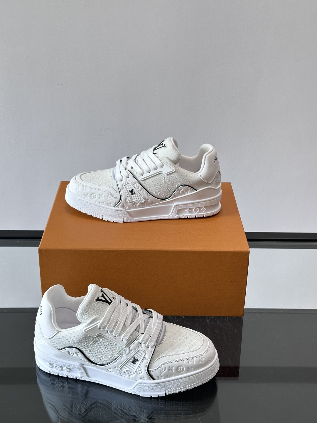 驴家 新配色 trainer运动鞋，本款 LV Trainer 运动鞋取材柔软粒面小牛皮，呈现纯净色调，