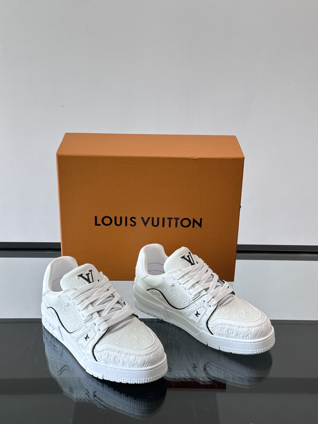 驴家 新配色 trainer运动鞋，本款 LV Trainer 运动鞋取材柔软粒面小牛皮，呈现纯净色调，