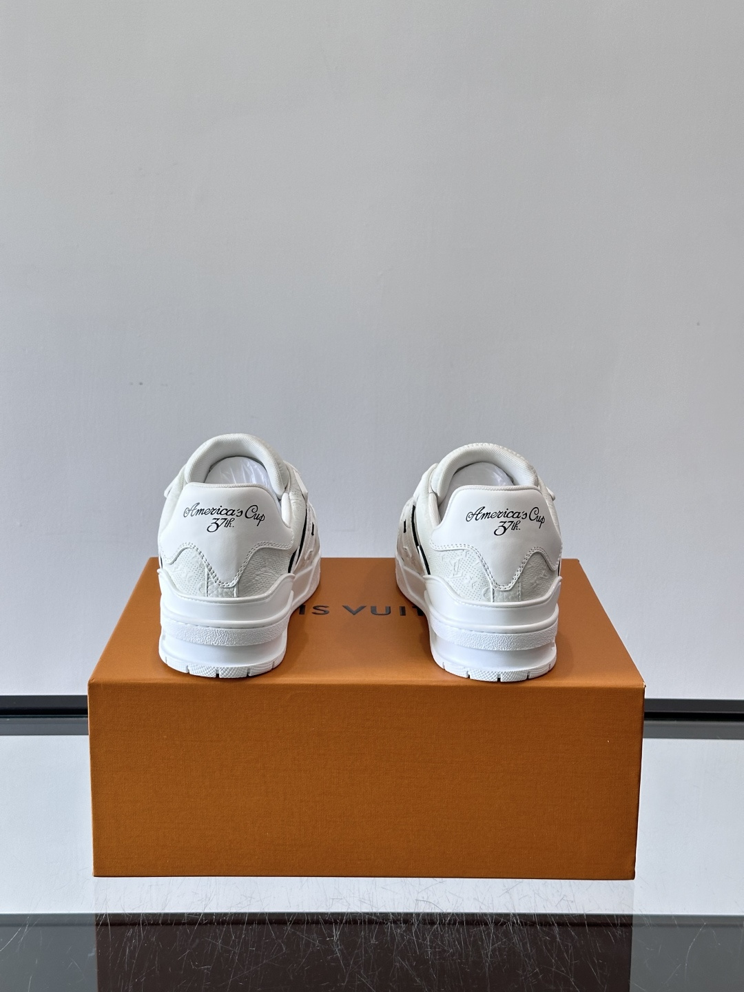 驴家 新配色 trainer运动鞋，本款 LV Trainer 运动鞋取材柔软粒面小牛皮，呈现纯净色调，