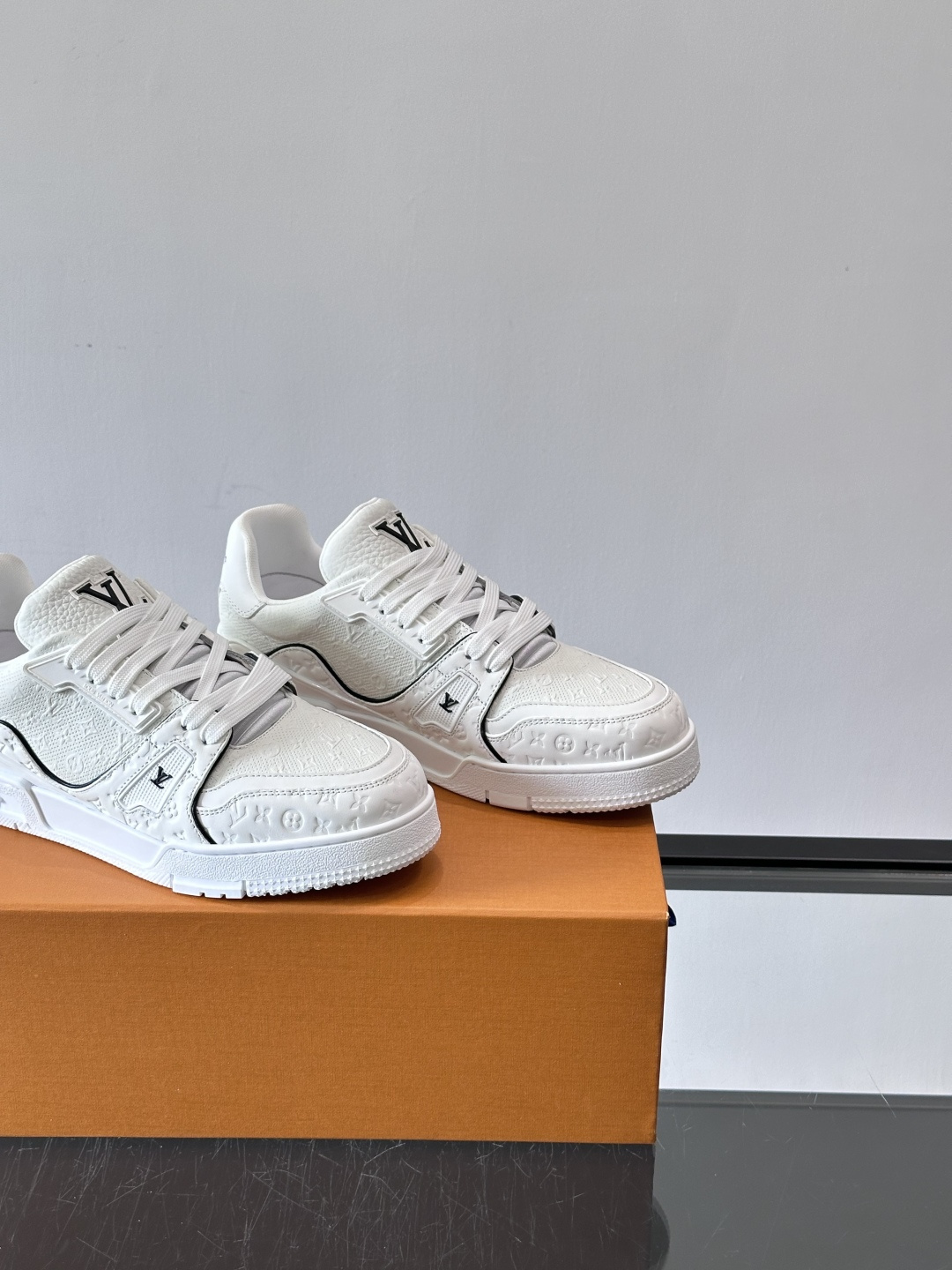 驴家 新配色 trainer运动鞋，本款 LV Trainer 运动鞋取材柔软粒面小牛皮，呈现纯净色调，