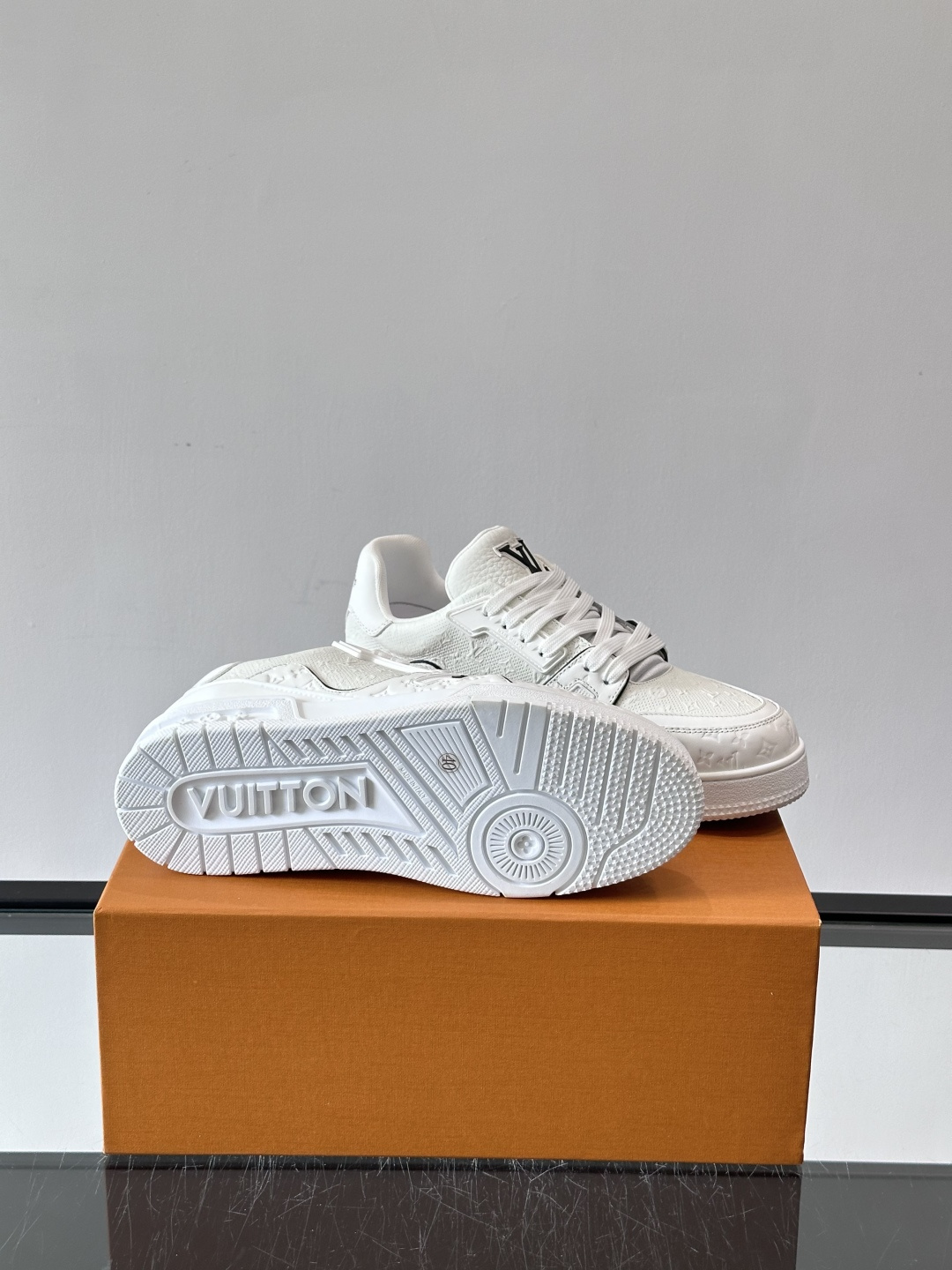 驴家 新配色 trainer运动鞋，本款 LV Trainer 运动鞋取材柔软粒面小牛皮，呈现纯净色调，