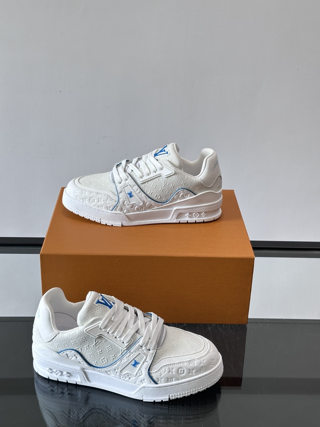 驴家 新配色 trainer运动鞋，本款 LV Trainer 运动鞋取材柔软粒面小牛皮，呈现纯净色调，