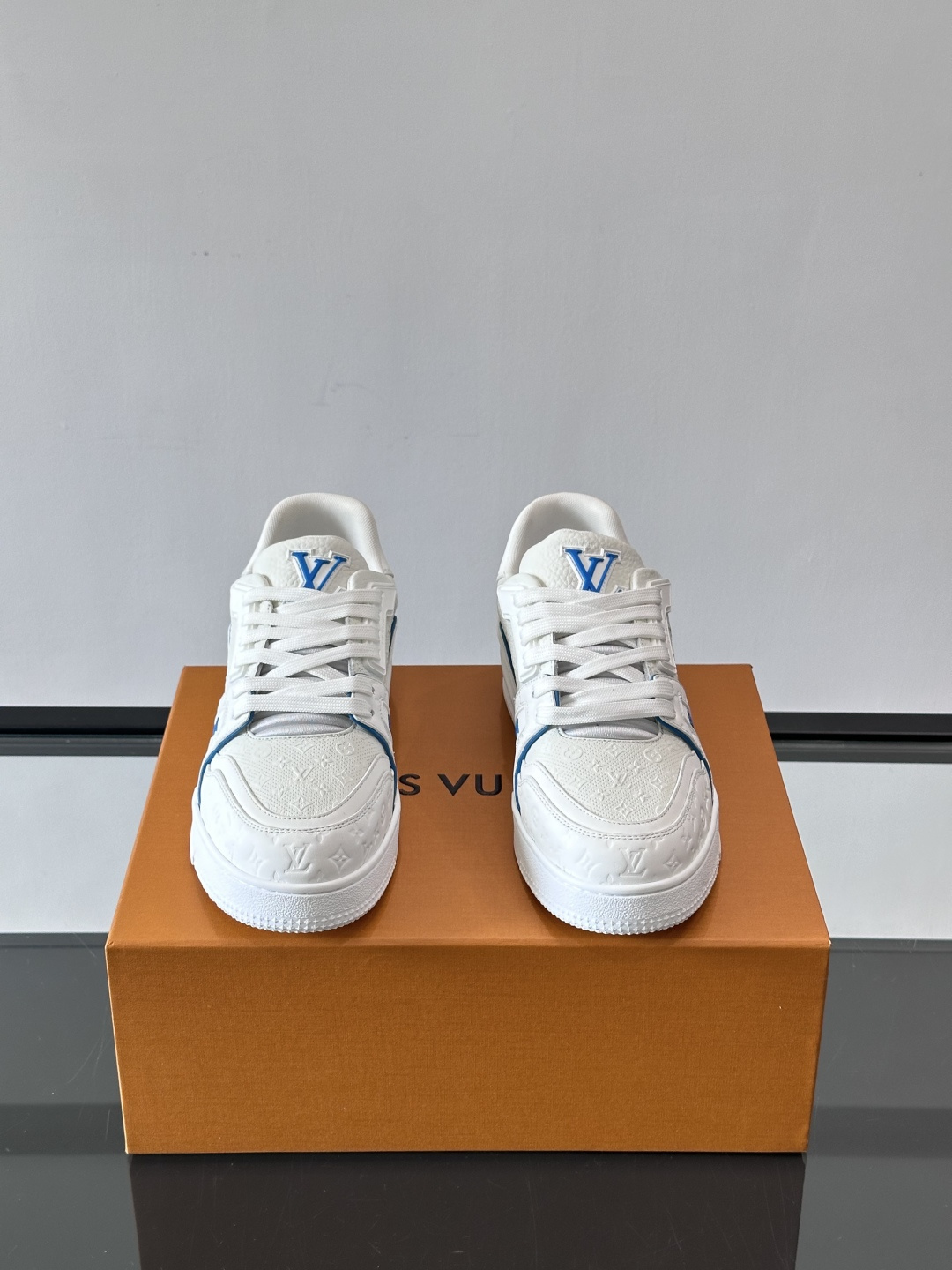 驴家 新配色 trainer运动鞋，本款 LV Trainer 运动鞋取材柔软粒面小牛皮，呈现纯净色调，