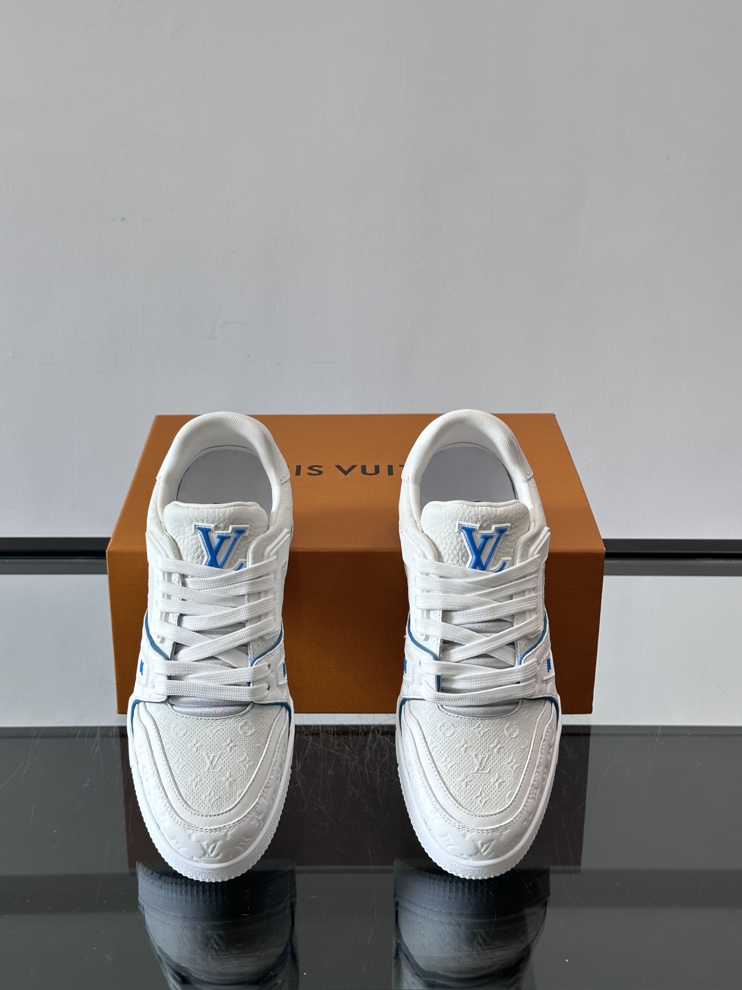 驴家 新配色 trainer运动鞋，本款 LV Trainer 运动鞋取材柔软粒面小牛皮，呈现纯净色调，