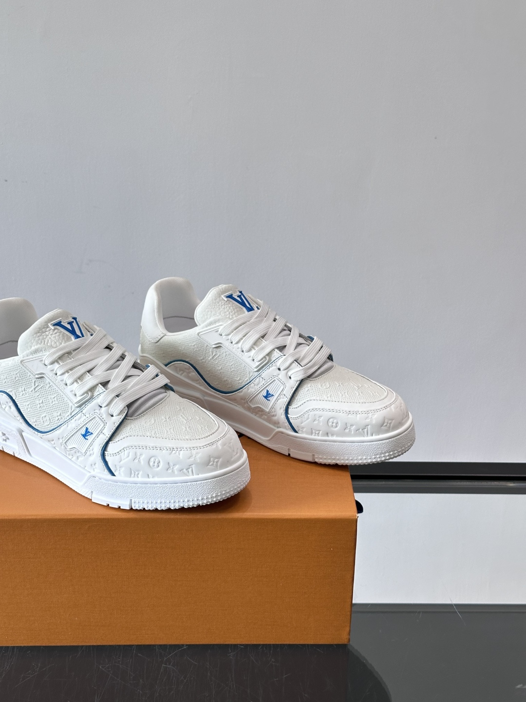 驴家 新配色 trainer运动鞋，本款 LV Trainer 运动鞋取材柔软粒面小牛皮，呈现纯净色调，