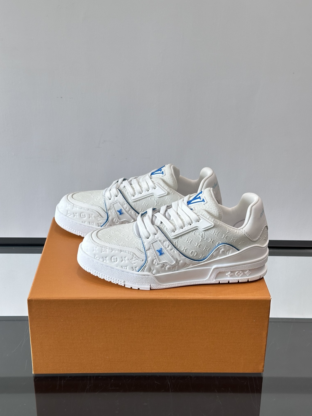 驴家 新配色 trainer运动鞋，本款 LV Trainer 运动鞋取材柔软粒面小牛皮，呈现纯净色调，