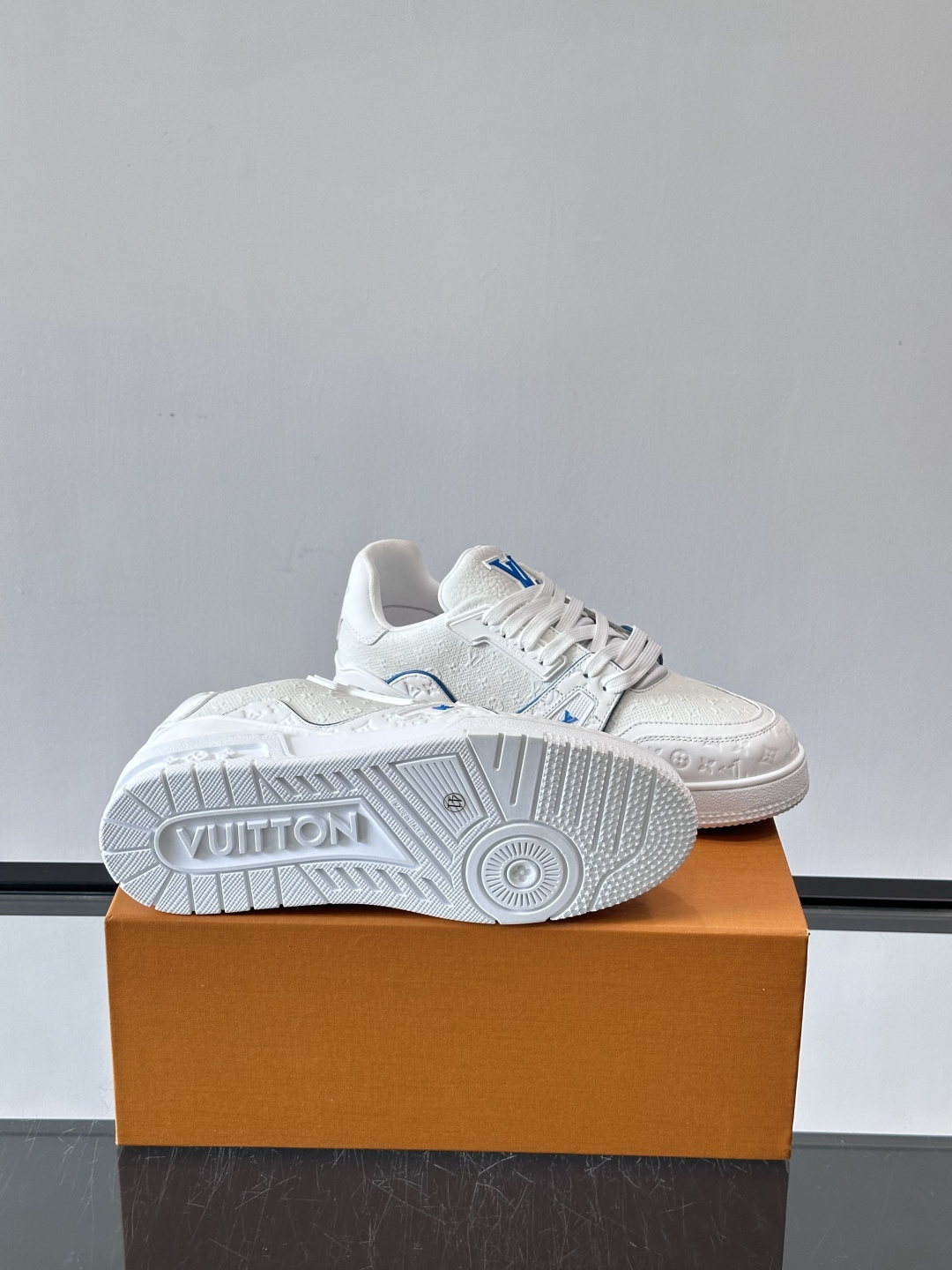 驴家 新配色 trainer运动鞋，本款 LV Trainer 运动鞋取材柔软粒面小牛皮，呈现纯净色调，