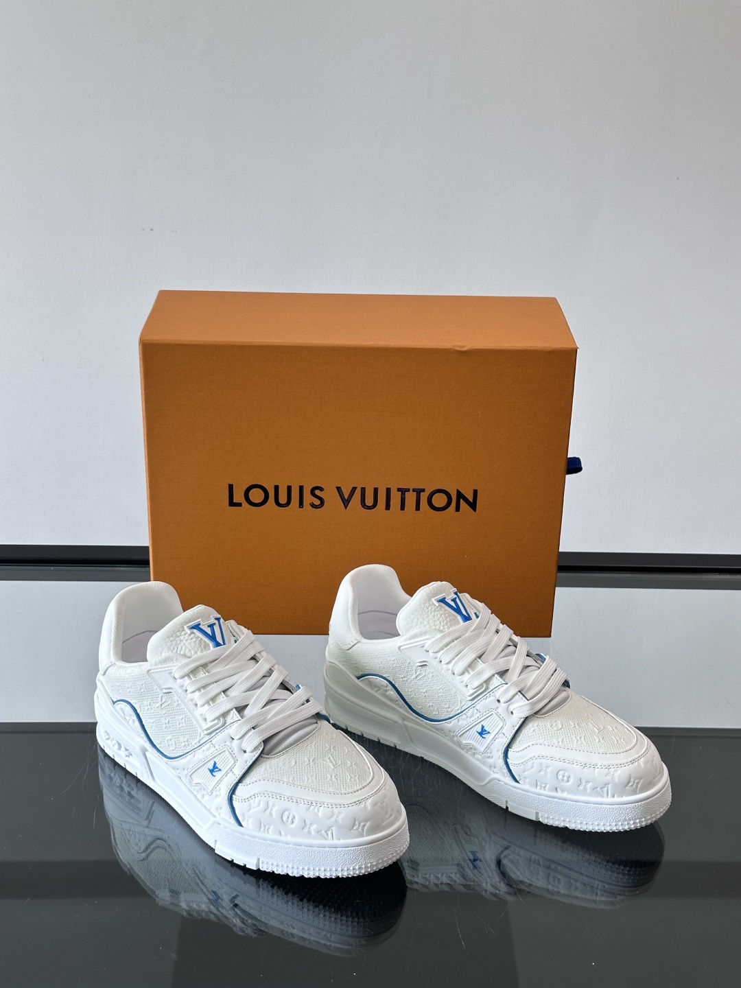 驴家 新配色 trainer运动鞋，本款 LV Trainer 运动鞋取材柔软粒面小牛皮，呈现纯净色调，