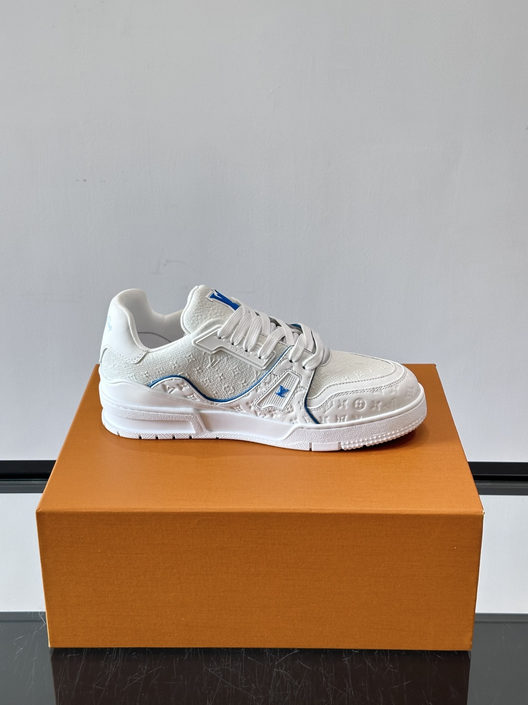 驴家 新配色 trainer运动鞋，本款 LV Trainer 运动鞋取材柔软粒面小牛皮，呈现纯净色调，