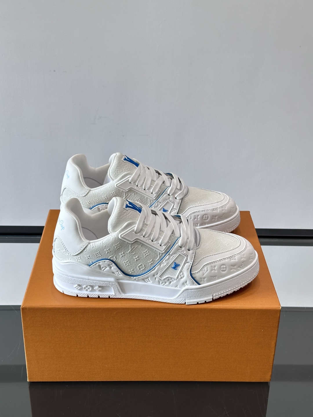 驴家 新配色 trainer运动鞋，本款 LV Trainer 运动鞋取材柔软粒面小牛皮，呈现纯净色调，