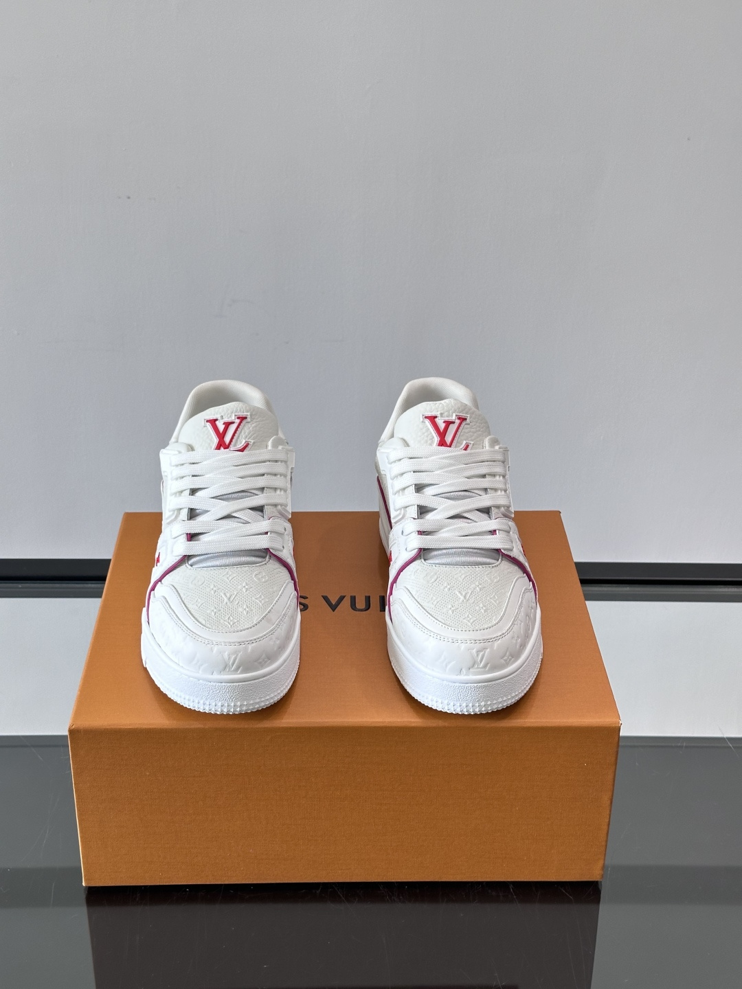 驴家 新配色 trainer运动鞋，本款 LV Trainer 运动鞋取材柔软粒面小牛皮，呈现纯净色调，