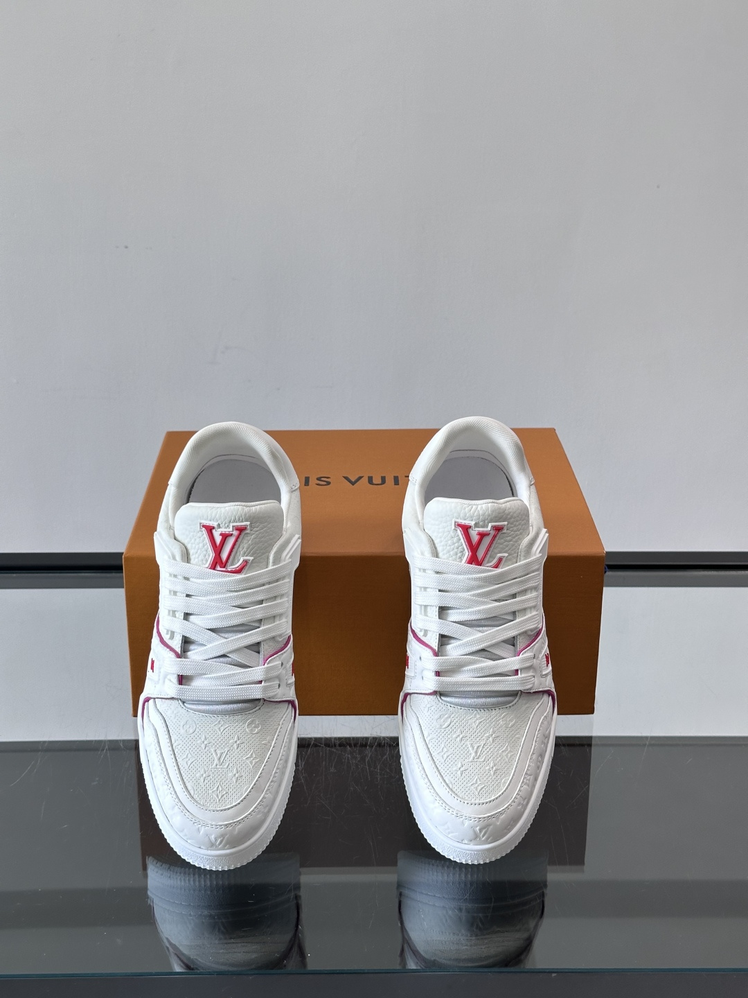 驴家 新配色 trainer运动鞋，本款 LV Trainer 运动鞋取材柔软粒面小牛皮，呈现纯净色调，