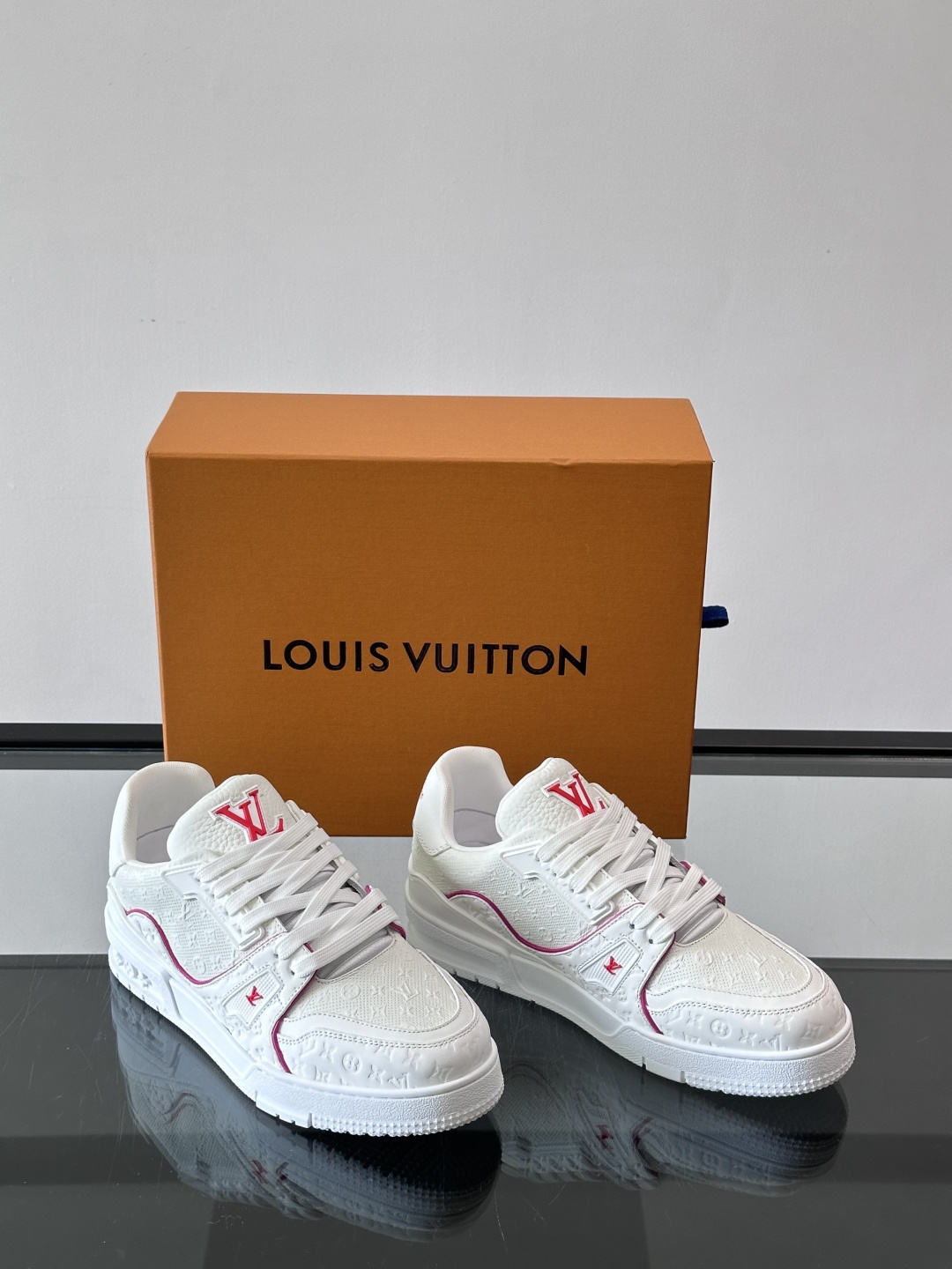 驴家 新配色 trainer运动鞋，本款 LV Trainer 运动鞋取材柔软粒面小牛皮，呈现纯净色调，