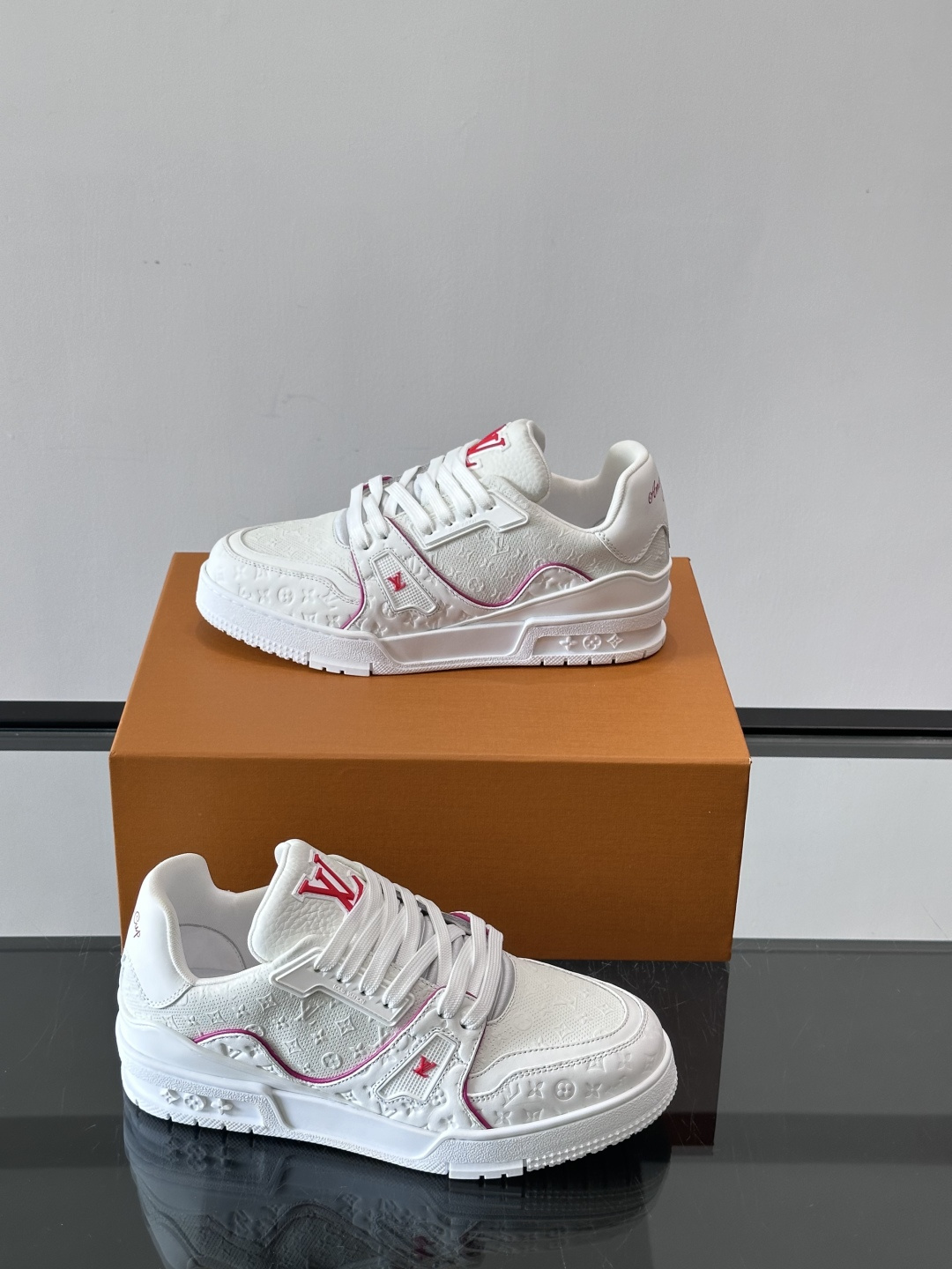 驴家 新配色 trainer运动鞋，本款 LV Trainer 运动鞋取材柔软粒面小牛皮，呈现纯净色调，