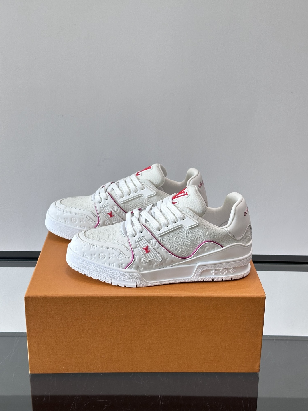 驴家 新配色 trainer运动鞋，本款 LV Trainer 运动鞋取材柔软粒面小牛皮，呈现纯净色调，