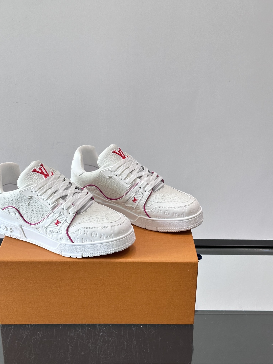 驴家 新配色 trainer运动鞋，本款 LV Trainer 运动鞋取材柔软粒面小牛皮，呈现纯净色调，