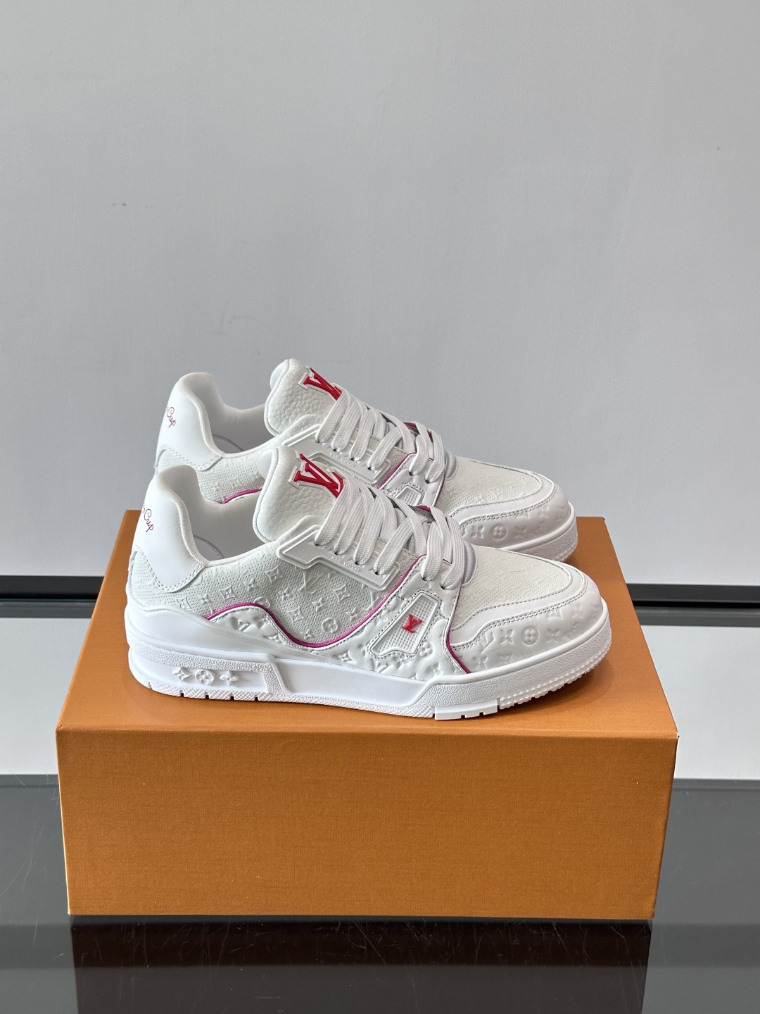 驴家 新配色 trainer运动鞋，本款 LV Trainer 运动鞋取材柔软粒面小牛皮，呈现纯净色调，