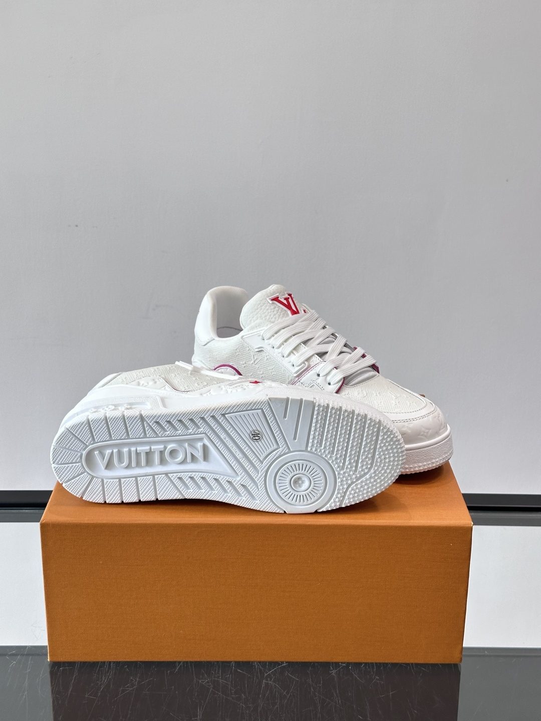 驴家 新配色 trainer运动鞋，本款 LV Trainer 运动鞋取材柔软粒面小牛皮，呈现纯净色调，