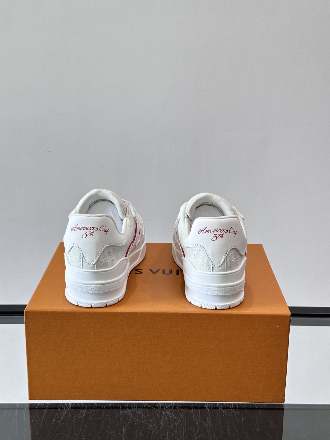 驴家 新配色 trainer运动鞋，本款 LV Trainer 运动鞋取材柔软粒面小牛皮，呈现纯净色调，