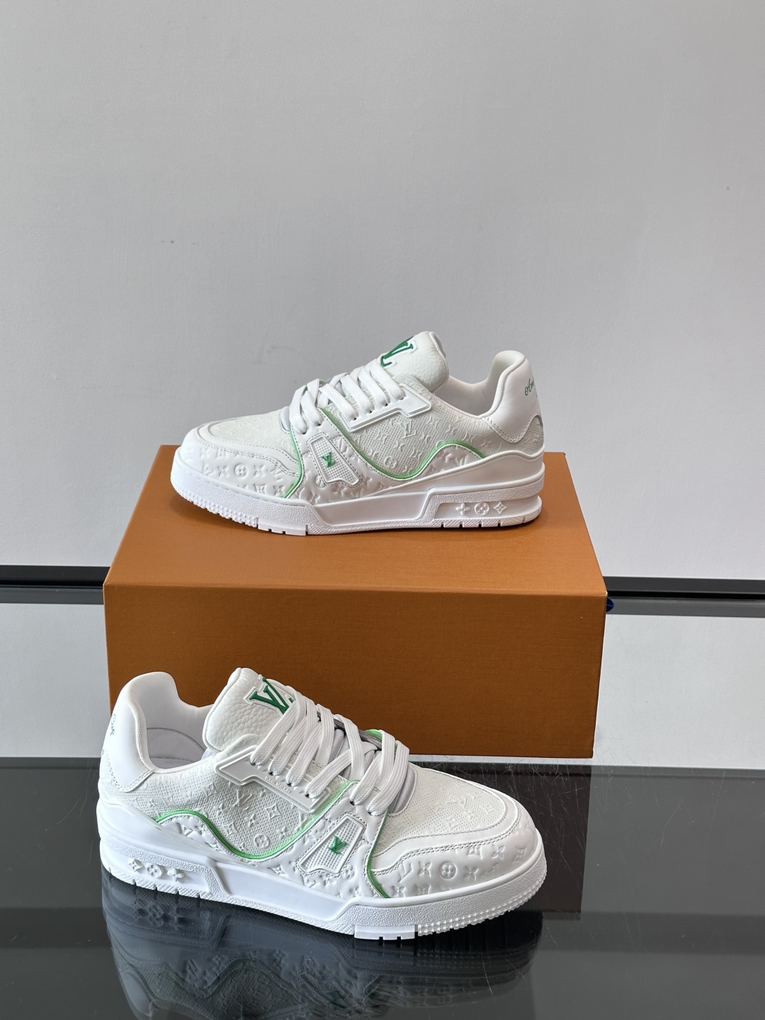 驴家 新配色 trainer运动鞋，本款 LV Trainer 运动鞋取材柔软粒面小牛皮，呈现纯净色调，